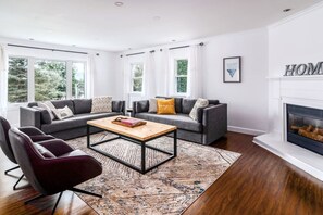 TV, fireplace, video games, stereo - Cottage on 5 Private Acres, Heated Pool & Hot Tub (Meaford)