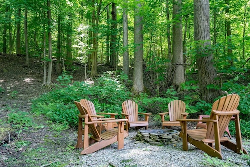 Cottage on 5 Private Acres, Heated Pool & Hot Tub