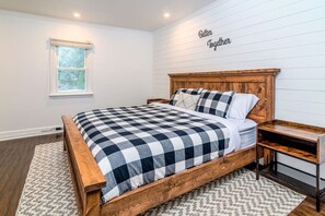 3 bedrooms, desk, iron/ironing board, travel cot - Cottage on 5 Private Acres, Heated Pool & Hot Tub (Meaford)