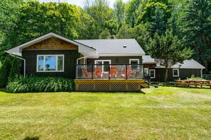 Terrace/patio - Cottage on 5 Private Acres, Heated Pool & Hot Tub (Meaford)