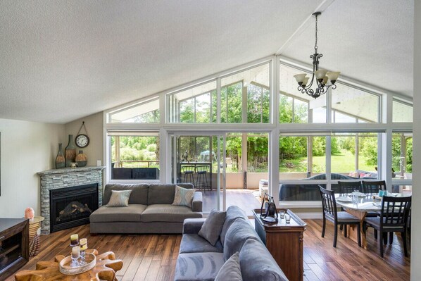 Fernseher, Kamin, Tischfußball