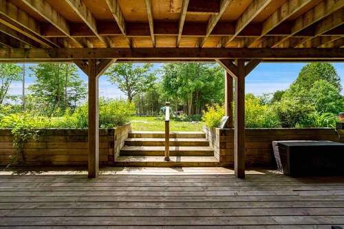 Hillside Haven Retreat: Sunroom & Pond Escape
