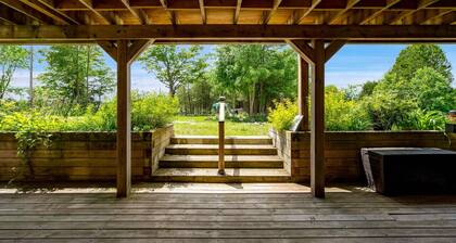Hillside Haven Retreat: Sunroom & Pond Escape