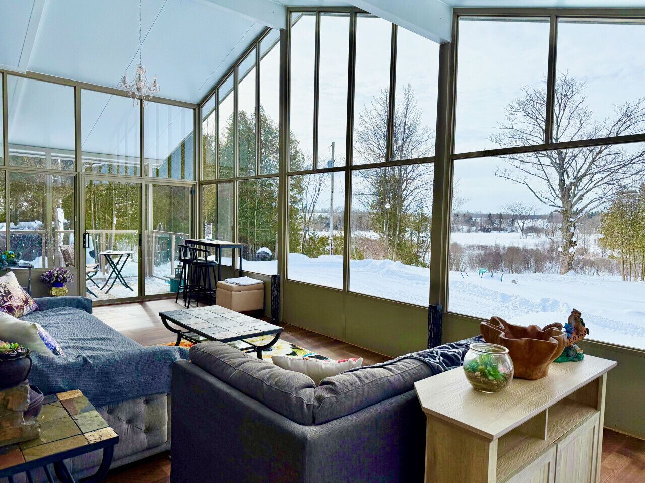 Televisión, chimenea y futbolito 