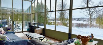 Hillside Haven Retreat: Sunroom & Pond Escape