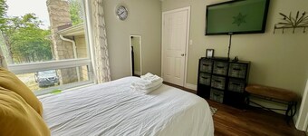 Hillside Haven Retreat: Sunroom & Pond Escape