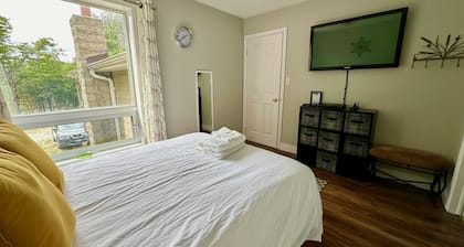 Hillside Haven Retreat: Sunroom & Pond Escape