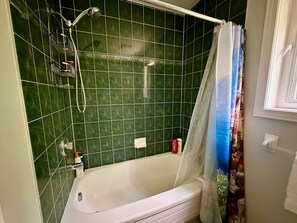 Sèche-cheveux, papier toilette