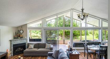 Hillside Haven Retreat: Sunroom & Pond Escape