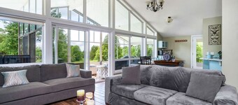Hillside Haven Retreat: Sunroom & Pond Escape