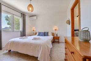 5 bedrooms, iron/ironing board, free WiFi, bed sheets