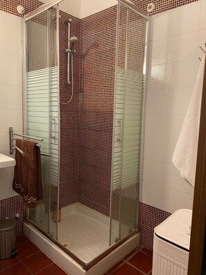 Douche, sèche-cheveux, bidet, serviettes fournies