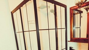غرفة مزدوجة عادية - سريران مزدوجان - لغير المدخنين - منظر للخليج | حمام | تجهيزات دش، مجففات شعر، مناشف، صابون