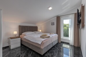 3 bedrooms, iron/ironing board, free WiFi, bed sheets