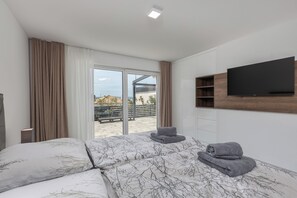 3 bedrooms, iron/ironing board, free WiFi, bed sheets