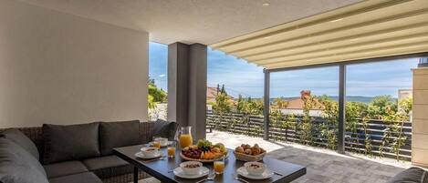 Apartamento familiar, varias habitaciones, mirando al mar (Spacious Pool Apartment Crikvenica) | Restaurante al aire libre