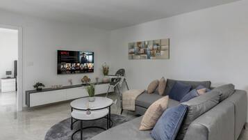 Familienapartment, Mehrere Schlafzimmer, Meerseite (Spacious Pool Apartment Crikvenica) | Wohnbereich | Flachbildfernseher