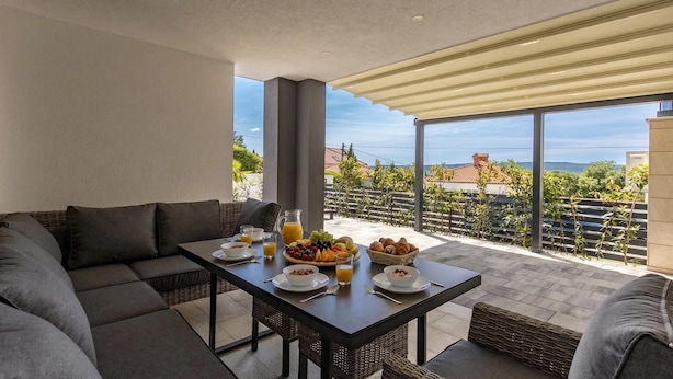 Familienapartment, 3 Schlafzimmer, Mikrowelle, Meerseite (Spacious Pool Apartment Crikvenica) | Speisen im Freien
