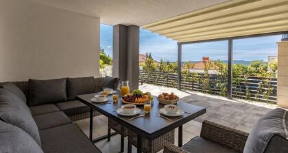 Spacious Pool Apartment Crikvenica