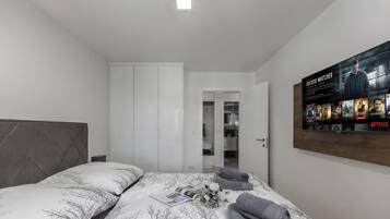 Familjelägenhet - flera sovrum - mot havet (Spacious Pool Apartment Crikvenica) | 3 sovrum, strykjärn/strykbräda, gratis wi-fi och sängkläder