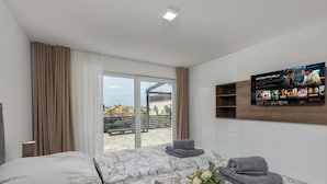 Familienapartment, 3 Schlafzimmer, Mikrowelle, Meerseite (Spacious Pool Apartment Crikvenica)