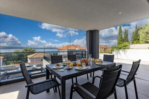 Family Apartment, Multiple Bedrooms, Sea Facing (Luxury Pool Apartment With Sea View) | Outdoor dining