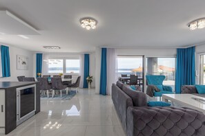 Family Apartment, Multiple Bedrooms, Sea Facing (Luxury Pool Apartment With Sea View) | Living area