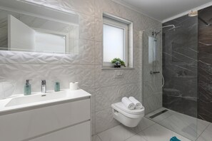 Family Apartment, Multiple Bedrooms, Sea Facing (Luxury Pool Apartment With Sea View) | Bathroom