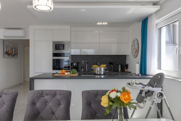 Family Apartment, Multiple Bedrooms, Sea Facing (Luxury Pool Apartment With Sea View) | Private kitchen