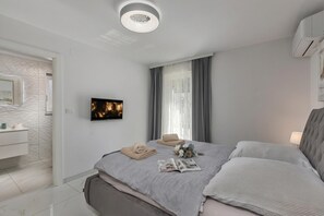 Family Apartment, Multiple Bedrooms, Sea Facing (Luxury Pool Apartment With Sea View)