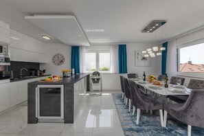 Family Apartment, 3 Bedrooms, Balcony, Sea Facing (Luxury Pool Apartment With Sea View) | Private kitchen
