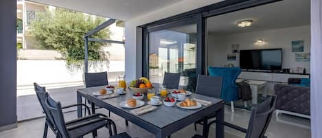 Family Apartment, Multiple Bedrooms, Sea Facing (Luxury Pool Apartment With Sea View) | Outdoor dining
