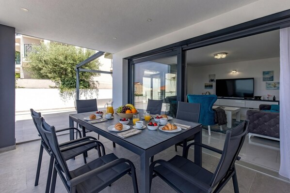 Family Apartment, Multiple Bedrooms, Sea Facing (Luxury Pool Apartment With Sea View) | Outdoor dining