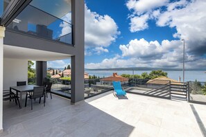Outdoor dining - Luxury Pool Apartment With Sea View (Crikvenica)