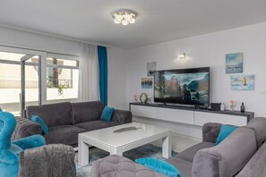 Family Apartment, Multiple Bedrooms, Sea Facing (Luxury Pool Apartment With Sea View) | Living area