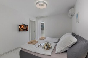 Family Apartment, Multiple Bedrooms, Sea Facing (Luxury Pool Apartment With Sea View) | 3 bedrooms, iron/ironing board, free WiFi, bed sheets - Luxury Pool Apartment With Sea View (Crikvenica)