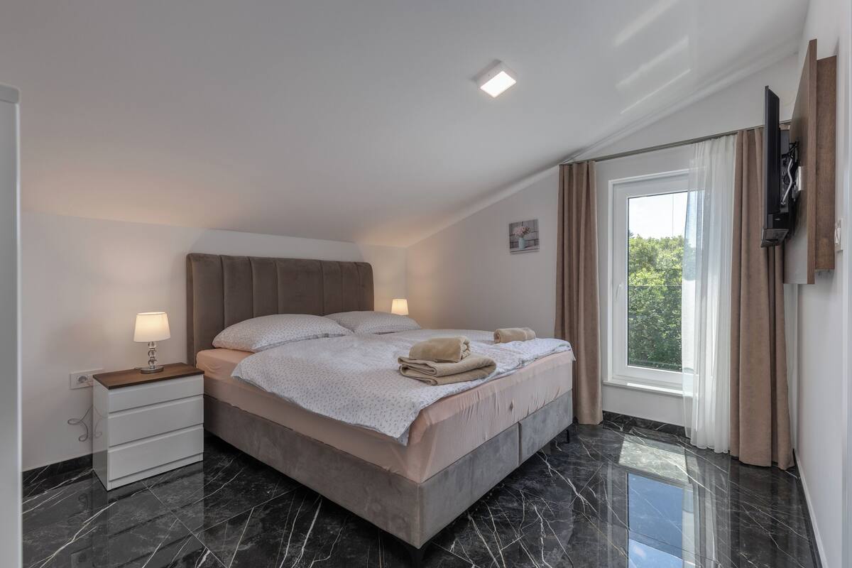 Familjelägenhet - flera sovrum - mot havet (Pool Apartment Panorama) | 3 sovrum, strykjärn/strykbräda, gratis wi-fi och sängkläder