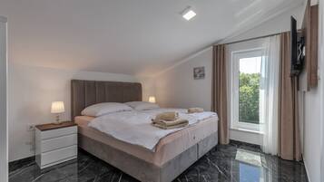Familienapartment, Mehrere Schlafzimmer, Meerseite (Pool Apartment Panorama) | 3 Schlafzimmer, Bügeleisen/Bügelbrett, kostenloses WLAN, Bettwäsche