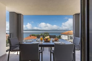 Familienapartment, Mehrere Schlafzimmer, Meerseite (Pool Apartment Sunset With Sea View) | Speisen