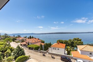 A coastal residential area with houses, a clear blue sky, and a view of the sea. - Pool Apartments Crikvenica (Crikvenica)