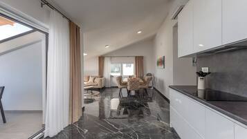 Familienapartment, Mehrere Schlafzimmer, Meerseite (Pool Apartment Panorama) | Eigene Küche | Kühlschrank, Mikrowelle, Ofen, Herdplatte