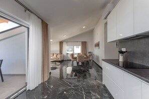 Familienapartment, Mehrere Schlafzimmer, Meerseite (Pool Apartment Panorama) | Eigene Küche | Kühlschrank, Mikrowelle, Ofen, Herdplatte