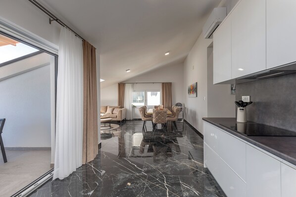 Appartement Familial, plusieurs chambres, vue mer (Pool Apartment Panorama) | Cuisine privée