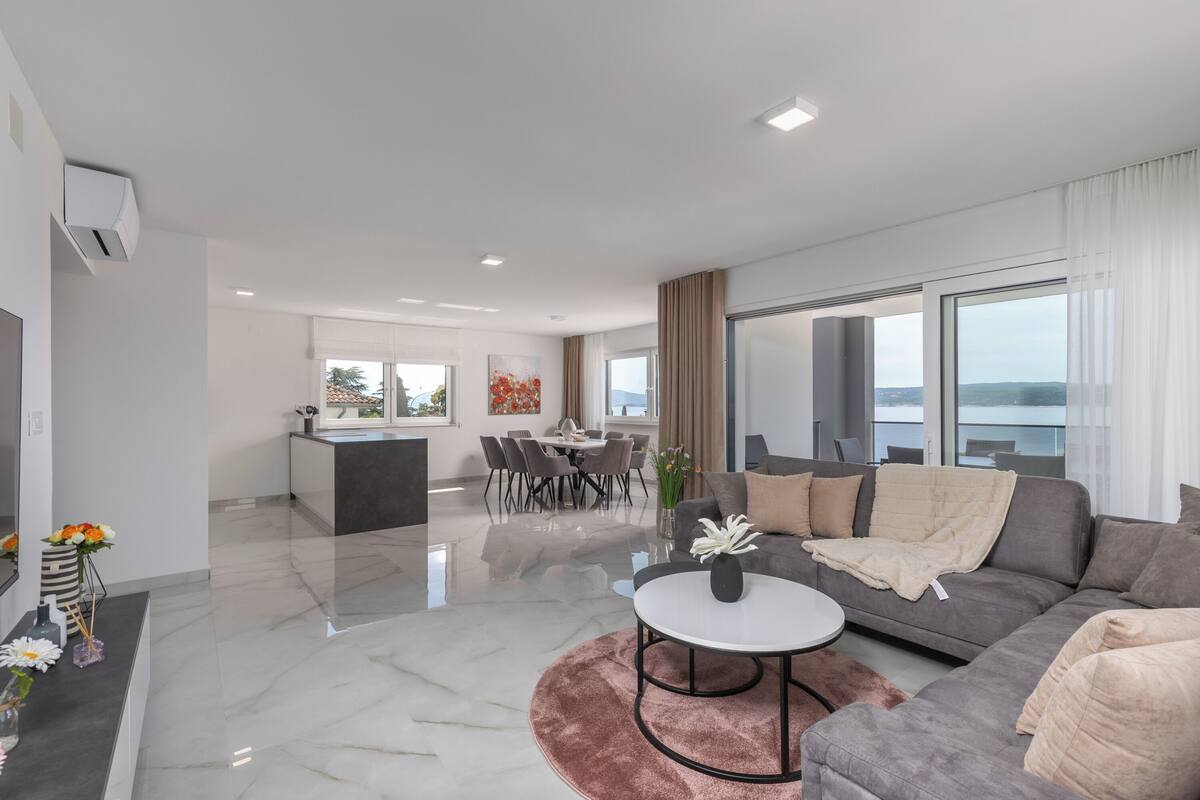 Appartement Familial, plusieurs chambres, vue mer (Pool Apartment Sunset With Sea View) | Coin séjour