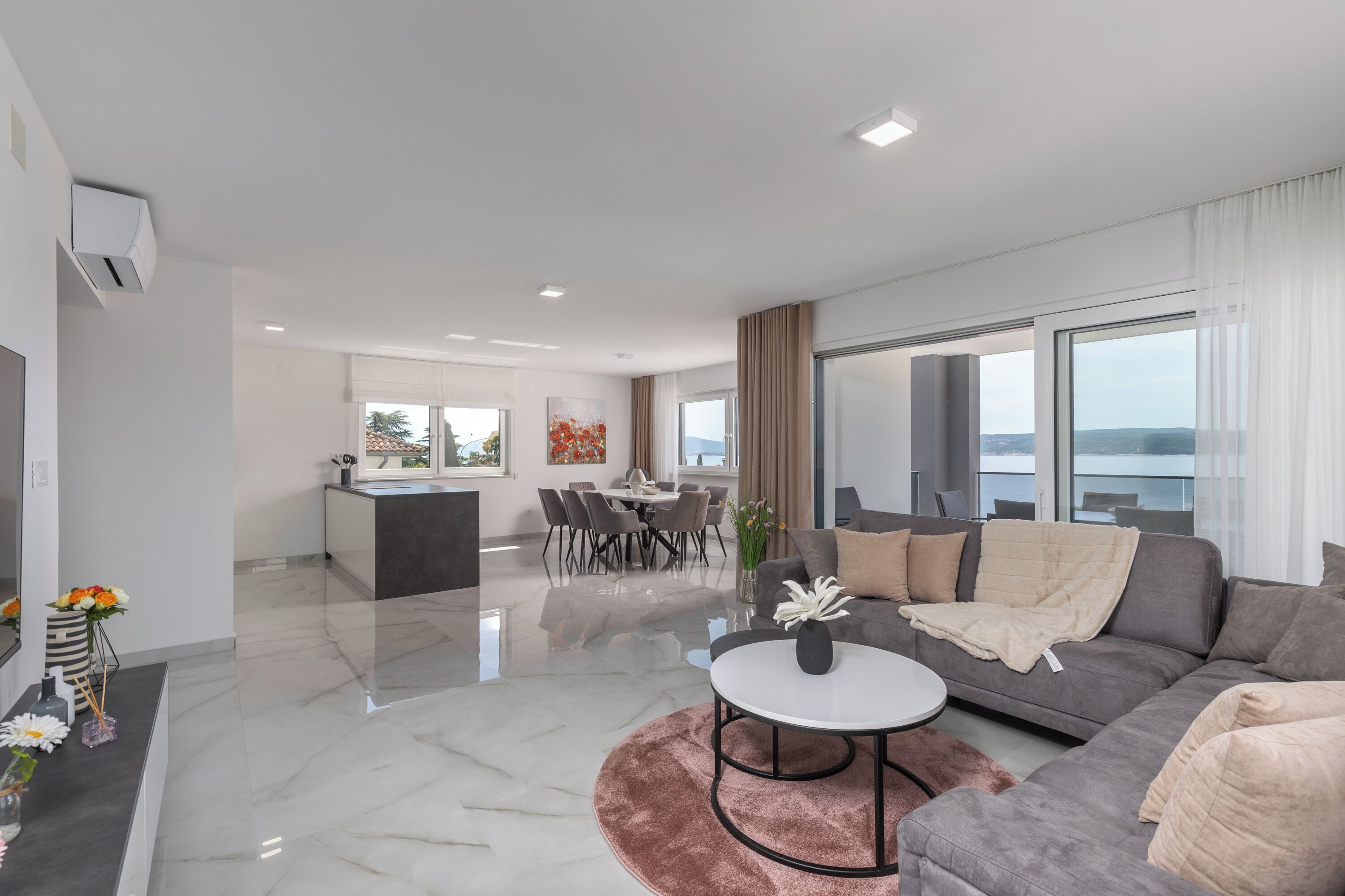 Familjelägenhet - flera sovrum - mot havet (Pool Apartment Sunset With Sea View) | Vardagsrum | 21-tums platt-tv med digitalkanaler och tv