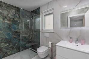 Family Apartment, Multiple Bedrooms, Sea Facing (Pool Apartment Sunset With Sea View) | Bathroom | Shower, hair dryer, towels, soap - Pool Apartments Crikvenica (Crikvenica)