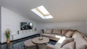 Familjelägenhet - flera sovrum - mot havet (Pool Apartment Panorama) | Vardagsrum | 21-tums platt-tv med digitalkanaler och tv