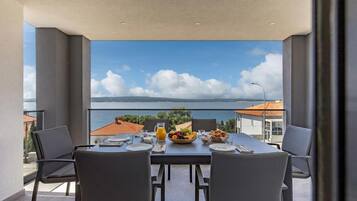 Familienapartment, Mehrere Schlafzimmer, Meerseite (Pool Apartment Sunset With Sea View) | Speisen