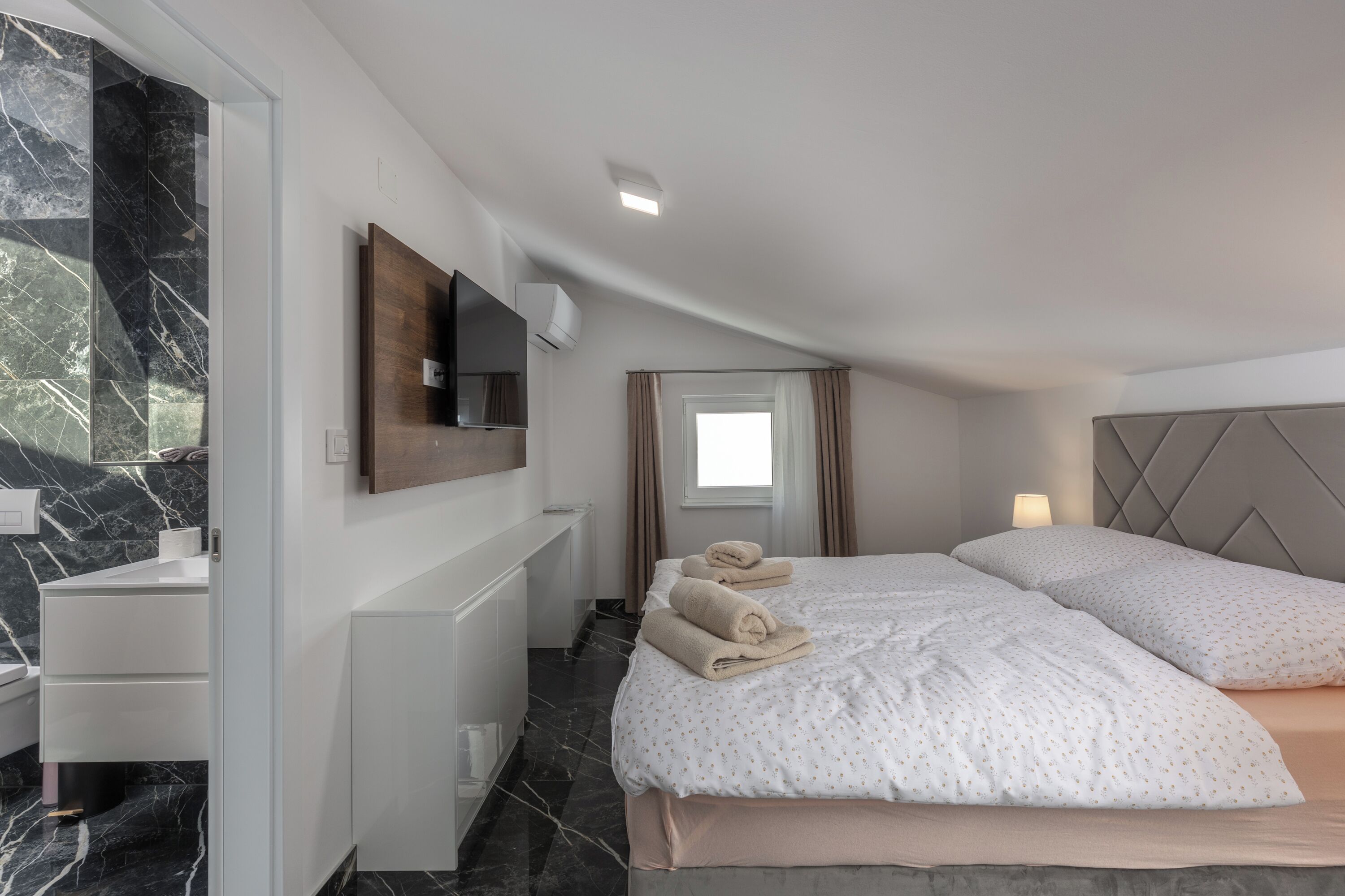 Familjelägenhet - flera sovrum - mot havet (Pool Apartment Panorama) | 3 sovrum, strykjärn/strykbräda, gratis wi-fi och sängkläder