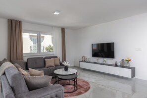 Family Apartment, Multiple Bedrooms, Sea Facing (Pool Apartment Sunset With Sea View) | Living area
